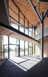 Bardages et auvents en pin pour un collège au milieu de la forêt
