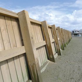 Pieux et parois en pin imprégné pour les berges de ce port ostreicole